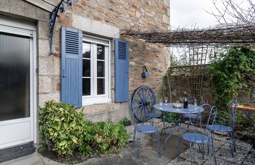 Yffiniac House | Charming Private Villa for 8 with WIFI and Pet-Friendly Amenities