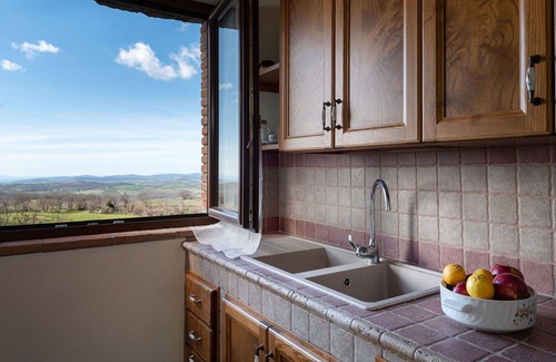 Scansano House | Inviting Private Villa for 8 with Panoramic Views & Pets