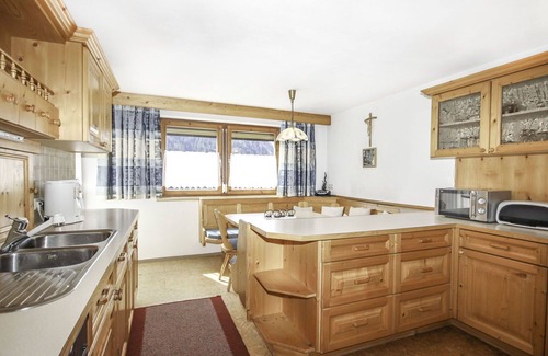 Flirsch House | Inviting Private Villa for 10 with WIFI and Pet-Friendly Amenities