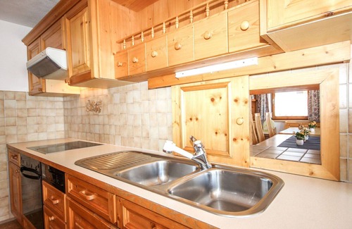 Flirsch House | Inviting Private Villa for 10 with WIFI and Pet-Friendly Amenities