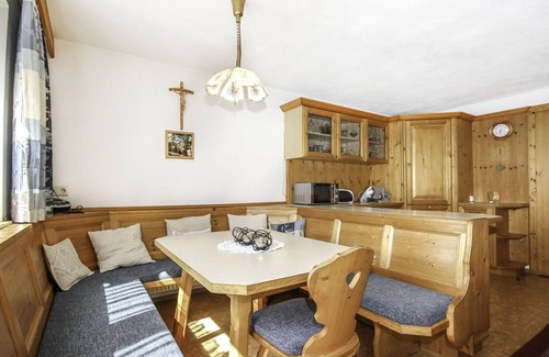 Flirsch House | Inviting Private Villa for 10 with WIFI and Pet-Friendly Amenities