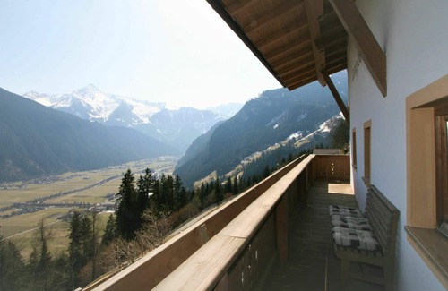 Hippach-Schwendberg Villa | Inviting Villa for 8 with Terrace, Kitchen & Parking