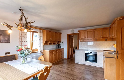 Kaprun House | Inviting Private Villa for 5 with Lake View & Pet Access