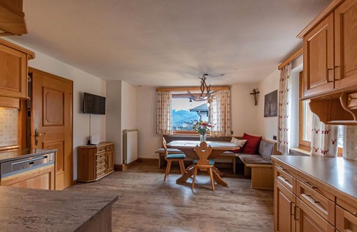 Kaprun House | Inviting Private Villa for 5 with Lake View & Pet Access