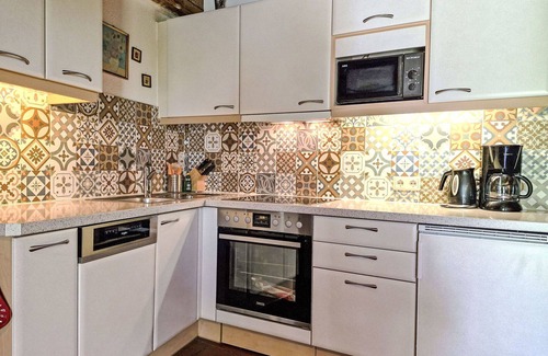 Prutz House | Inviting Villa for 7 with WIFI, Pets Welcome & Lake Views