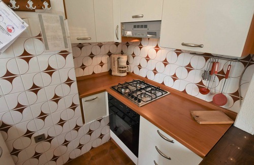 Idro House | Inviting Private Villa for 5 with Lake View & Spa Access