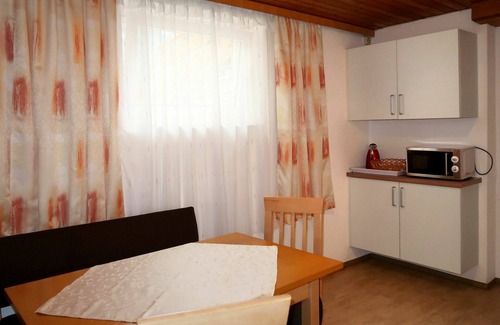 Pfunds House | Spacious Private Villa for 15 with WIFI & Family Amenities