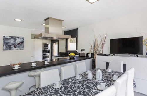Olot House | Inviting Private Villa with Pool and WiFi for 7 Guests