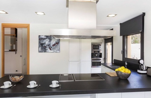 Olot House | Inviting Private Villa with Pool and WiFi for 7 Guests