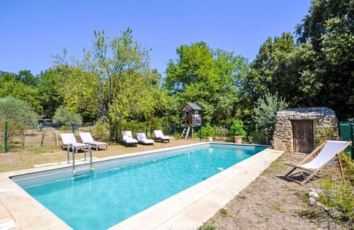 Apt House | Inviting Villa with Private Pool and Relaxing Terrace