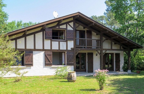 Uza Villa | Idyllic Villa for 10 Guests: Pet-Friendly & Oceanfront