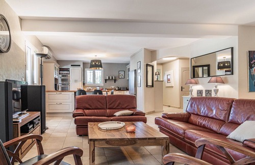 Carces House | Inviting Private Villa for 8 with Pool and Modern Amenities