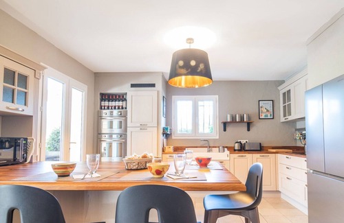Carces House | Inviting Private Villa for 8 with Pool and Modern Amenities