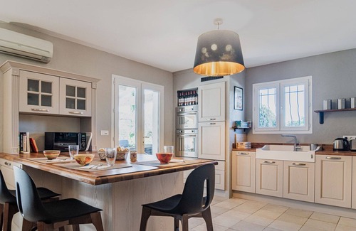 Carces House | Inviting Private Villa for 8 with Pool and Modern Amenities