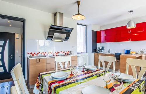 Plouescat House | Cozy Oceanfront Villa with WiFi, Terrace & Parking for 4