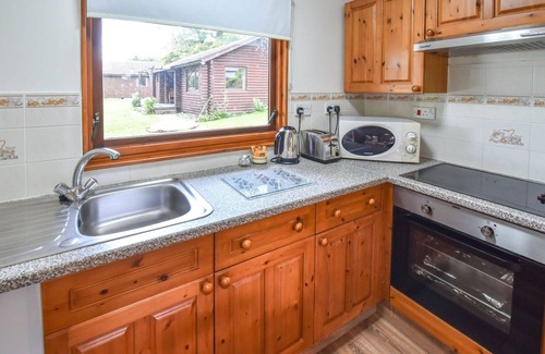 Fivelanes House | Stunning private villa for 4 guests with hot tub, WIFI, TV, patio and pets allowed