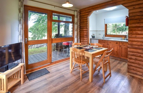 Fivelanes House | Stunning private villa for 4 guests with hot tub, WIFI, TV, patio and pets allowed