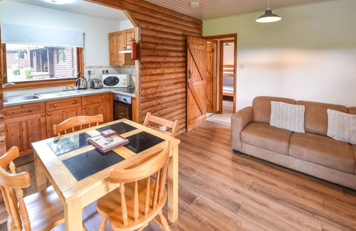 Fivelanes House | Stunning private villa for 4 guests with hot tub, WIFI, TV, patio and pets allowed