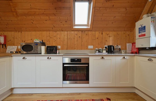 Beauly House | Cozy Private Villa for 4 with WIFI, Pets Welcome & Parking
