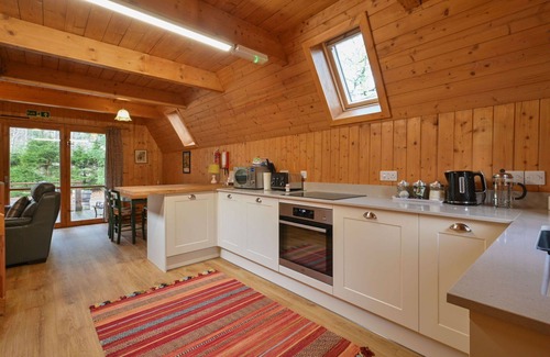 Beauly House | Cozy Private Villa for 4 with WIFI, Pets Welcome & Parking