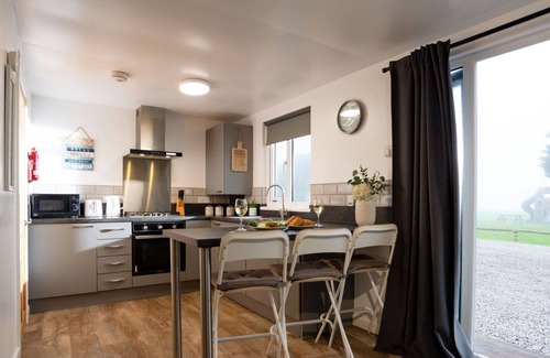 Helford Passage House | Private Villa for 4: WIFI, Pets Welcome & Scenic Views
