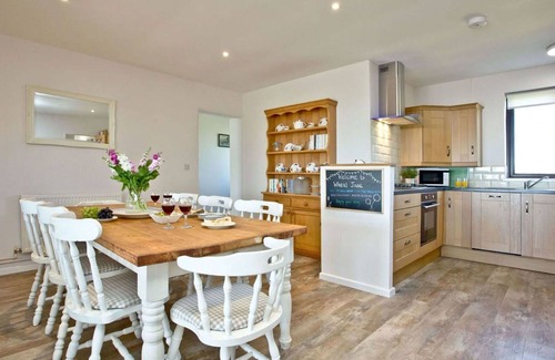 Helford Passage House | Private Villa for 8 Guests with Hot Tub & WiFi Access