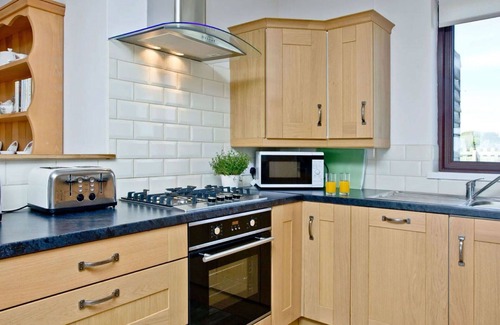 Helford Passage House | Private Villa for 8 Guests with Hot Tub & WiFi Access