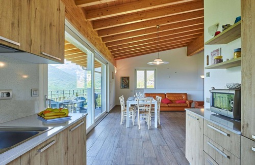 Domaso House | Inviting Villa for 8 with WiFi, Pets Welcome & Lake View