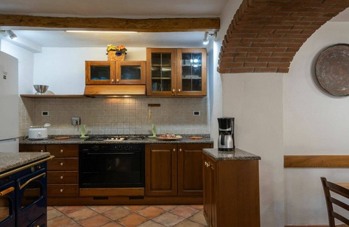 Vicchio House | Inviting Villa for 10 with Private Pool & Pet-Friendly Amenities
