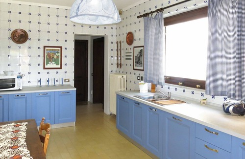Zubiena House | Private Villa for 10 with Lake View, Pets Welcome & WIFI