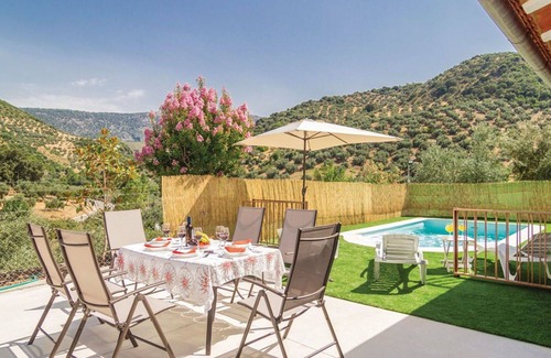 Rute House | Cozy Villa with Private Pool, Lake View & Pet-Friendly Perks