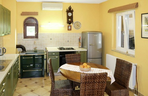 Drinovci House | Inviting Villa with Private Pool, WiFi & Pet-Friendly Stay