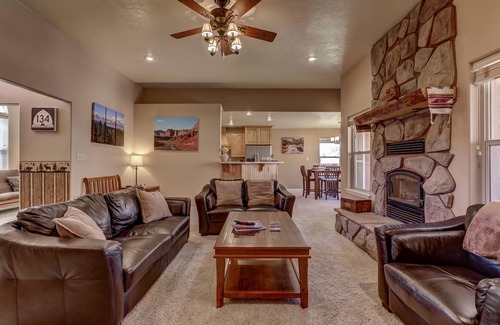 Kanab House | Inviting Red Rock Views with King Bed & Pool Access