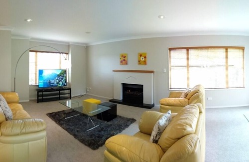 East Tamaki Heights House | Tranquil Holiday Home with Kitchen & Family-Friendly Space