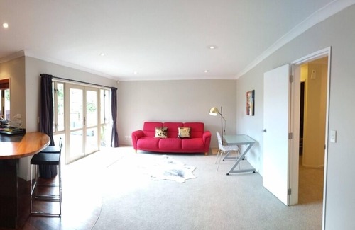 East Tamaki Heights House | Tranquil Holiday Home with Kitchen & Family-Friendly Space