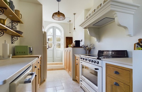 Mouries House | Family-Friendly Villa Mouriès with Pool & Spa for 12 Guests