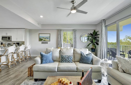 Ruskin House | Beachfront Townhome with Pool & Spa - Guest Rated 10/10