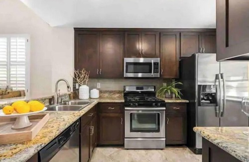 Santa Ana Heights Condo | Ideal Getaway @ South Coast Plaza and Airport for Families