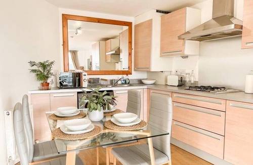 City Centre Glasgow Apartment | Scenic River View City Centre Apartment with Kitchen Amenities
