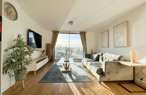 City Centre Glasgow Apartment | Scenic River View City Centre Apartment with Kitchen Amenities