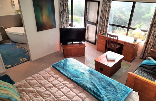 Paihia Bed & Breakfast | Inviting River Views with Convenient Kitchenette Access
