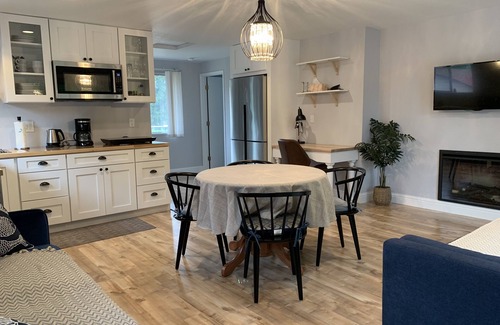 Redwood Apartment | Scenic Rogue River Views with Kitchenette & Child-Friendly Amenities