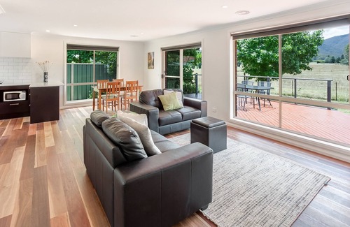 Porepunkah House | Remarkable Alpine Views with Child-Friendly Amenities