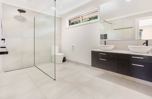Porepunkah House | Remarkable Alpine Views with Child-Friendly Amenities