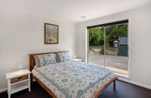Porepunkah House | Remarkable Alpine Views with Child-Friendly Amenities