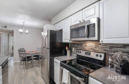 Galindo Condo | Explore S Lamar Apt: Walk to Music, Bars & Pet-Friendly Fun