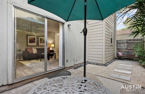 Galindo Condo | Explore S Lamar Apt: Walk to Music, Bars & Pet-Friendly Fun