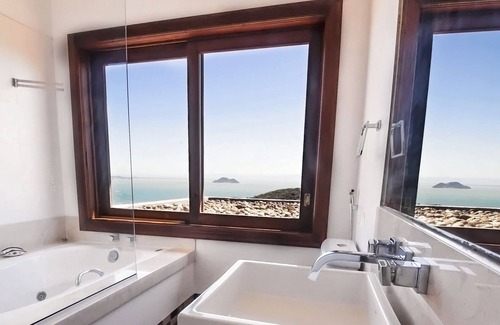 Joao Fernandes House | Unforgettable Sea View Suites with Pool & Spa Amenities