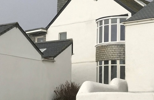 Porthleven Apartment | Beachside 2-Bed Apartment in Porthleven with Ocean View