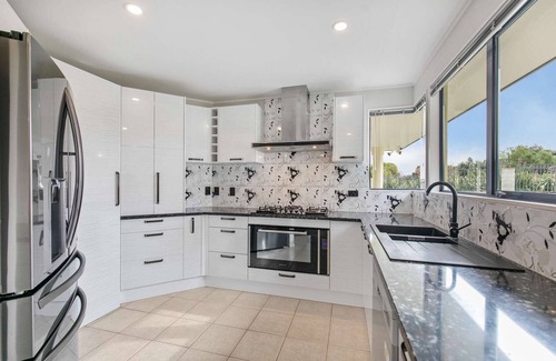 Manurewa House | Seaside Retreat Minutes from AKL Airport with Breakfast